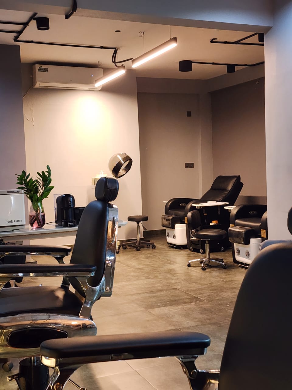 Master barber at work